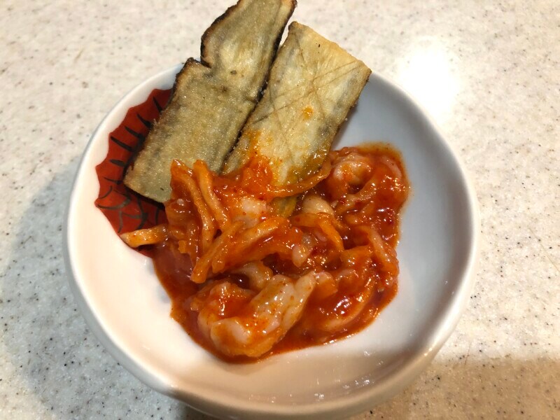 ごぼうの素揚げに業務スーパーの「タラチャンジャ」をプラス