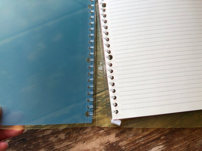 「カラーバインダー B5」は下部のストッパーを外して使用する