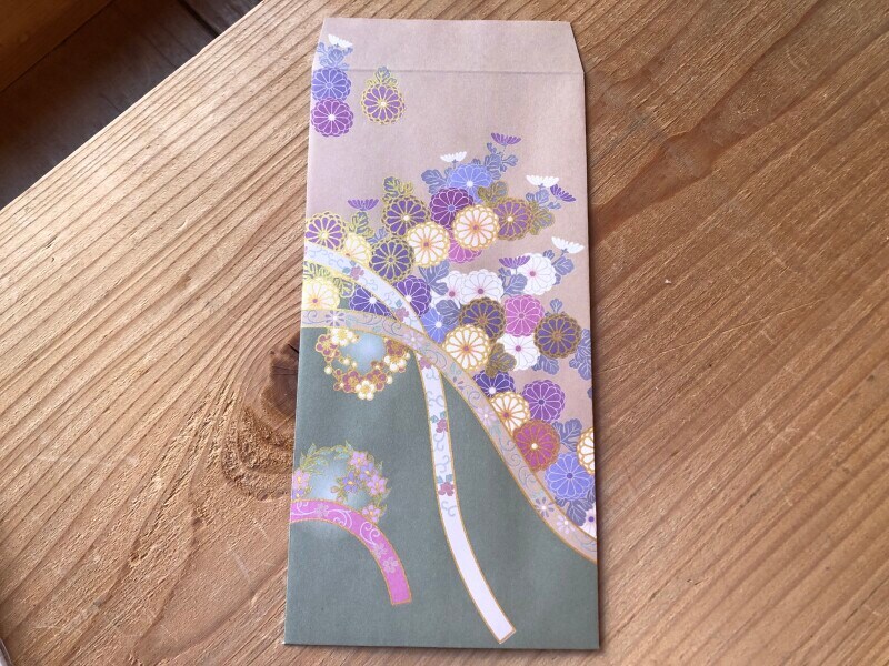 セリアの「友禅封筒（万型サイズ）」は菊の模様が美しい