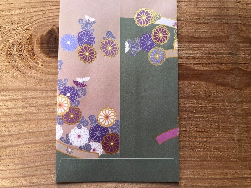 セリアの「友禅封筒（万型サイズ）」は裏側にも模様が入っている