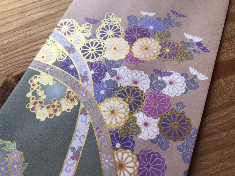 100均の封筒「セリアの友禅封筒（万型サイズ）」は金箔が使用されているかのように見える