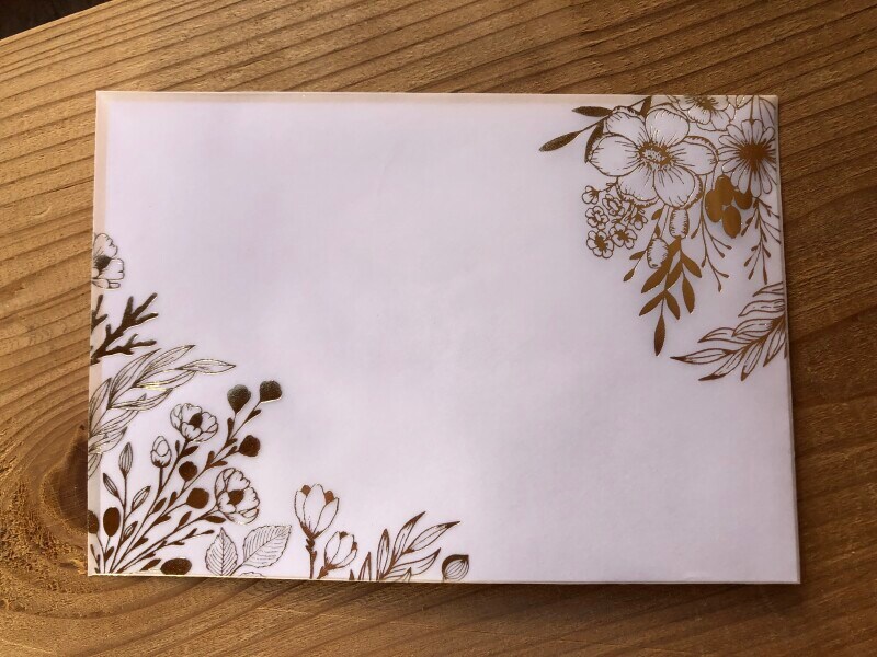 セリアの「封筒 8P クラシックボタニカル」は内側に白い紙が入っている