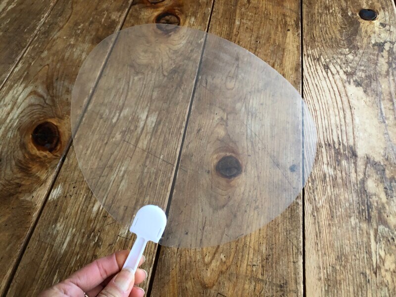 透明なうちわ。保護フィルムをはがして使用する