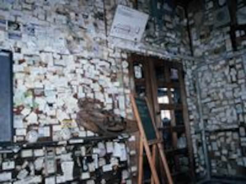 壁の切符や名刺