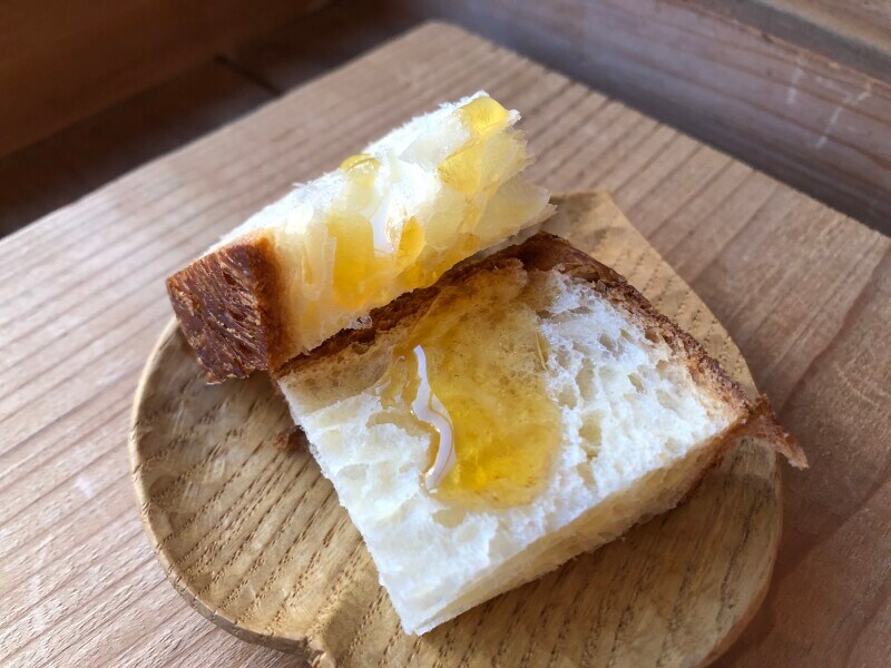 業務スーパーの「メープルシロップ」をデニッシュパンにかける