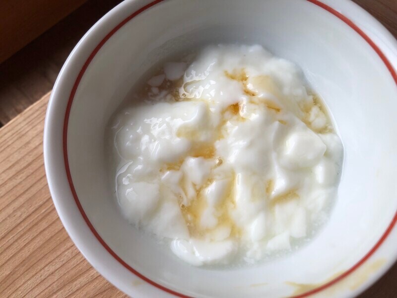 業務スーパーの「メープルシロップ」をヨーグルトにかける