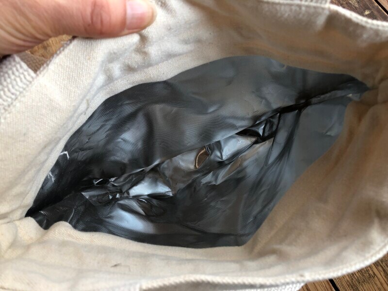 スタンダードプロダクツの「ランチ巾着バッグ」の内側はアルミコーティング