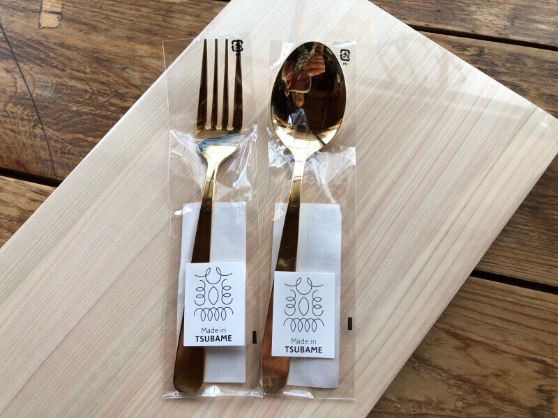 スタンダードプロダクツの「金メッキデザートフォーク」と「金メッキデザートスプーン」