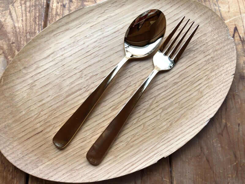 スタンダードプロダクツの「金メッキデザートフォーク」と「金メッキデザートスプーン」は形がとても美しい