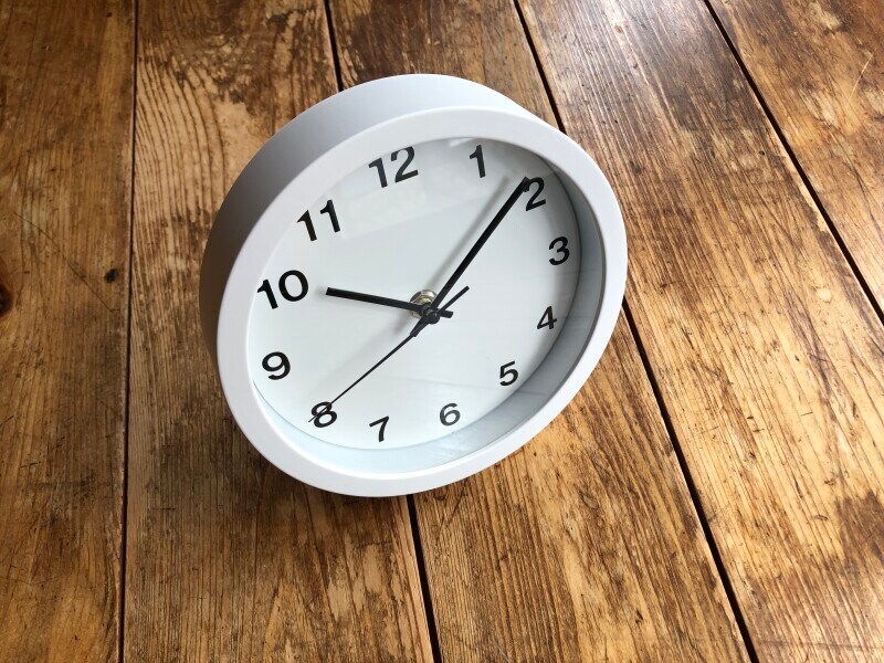 スタンダードプロダクツの「置き掛け兼用時計（数字あり、ホワイト、18cm）」は置き時計にも掛け時計にもできる