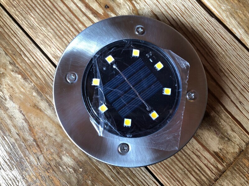 ダイソーの「ソーラーライト（埋め込み型）」