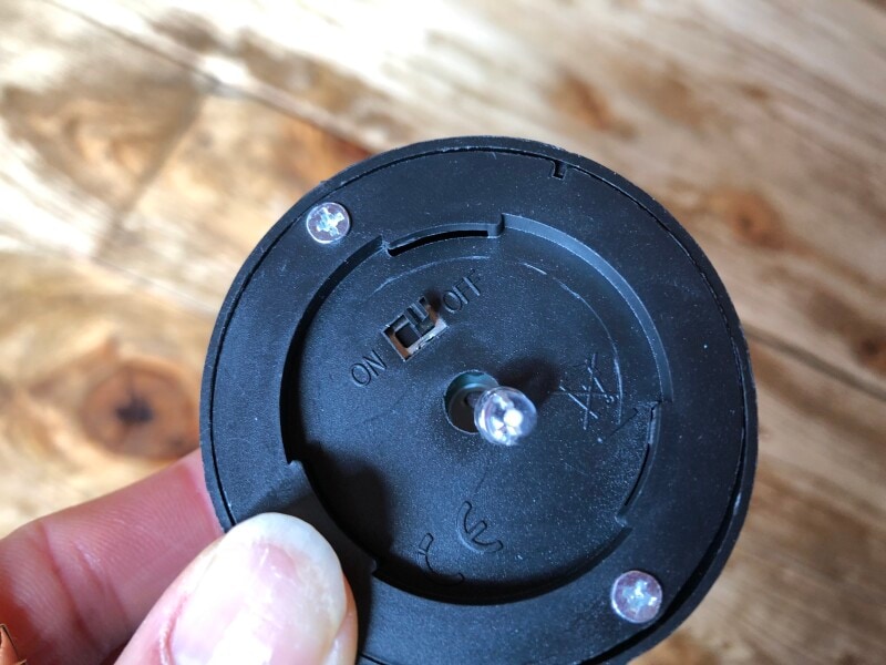 ダイソーの「ソーラーガーデンライト」を使用する前にスイッチを入れる