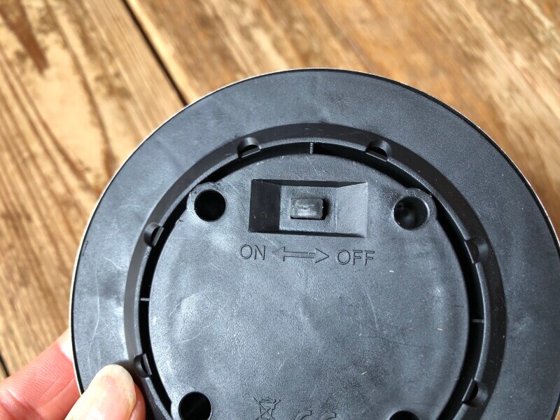 ダイソーの「ソーラーライト（埋め込み型）」のスイッチを入れて使用する