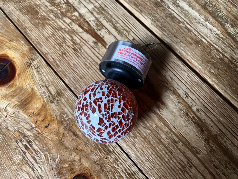 ダイソーの「吊るソーラーガーデンライト（モザイクガラス）」