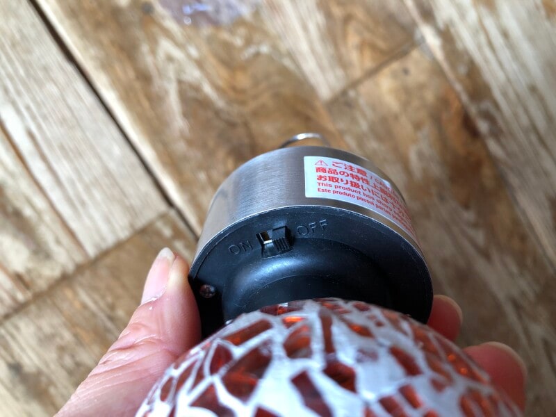 ダイソーの「吊るソーラーガーデンライト（モザイクガラス）」もスイッチを入れて使用する