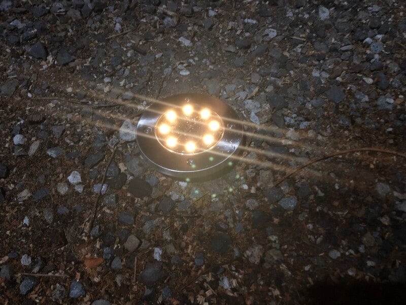 ダイソーの「ソーラーライト（埋め込み型）」は丸い形に点灯する