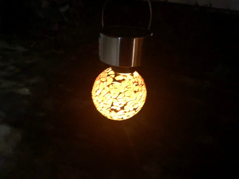 ダイソーの「吊るソーラーガーデンライト（モザイクガラス）」はキャンプでも使えそう