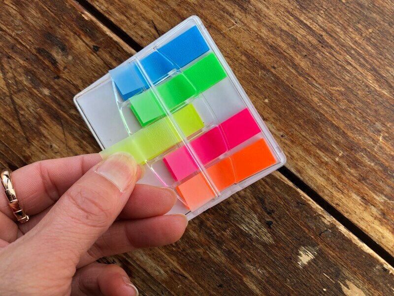 ダイソーの「フィルム付箋（ケース付き、蛍光色）」は引っ張ると簡単に取り出せる