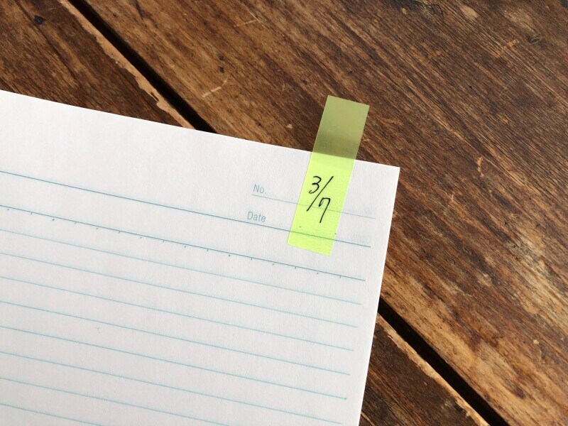 ダイソーの「フィルム付箋（ケース付き、蛍光色）」は文字を書くことも可能だが、油性ペンがおすすめ