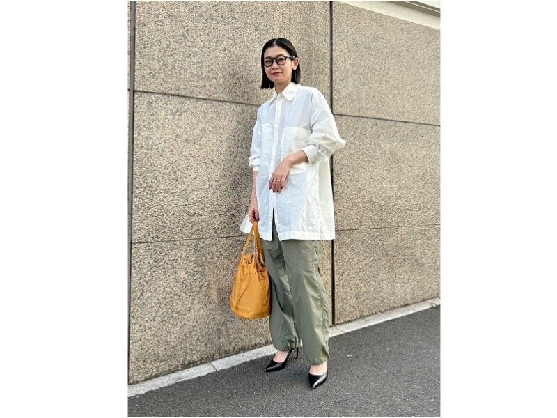 オーバーサイズの白シャツで大人のカーゴパンツコーデ 出典:StyleHint