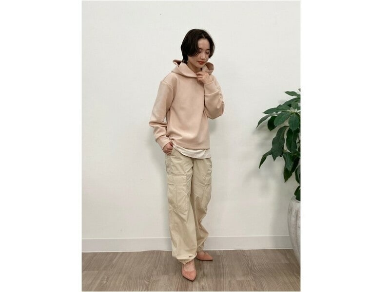 同系色のスウェットで抜け感のあるワントーンコーデに 出典:StyleHint