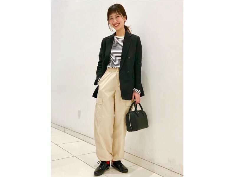ジャケットを合わせてカジュアルなカーゴパンツをきれいめに 出典:StyleHint