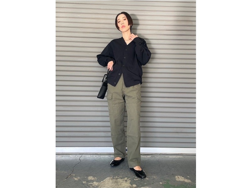 上下ともにユニクロメンズ服でも女性らしい着こなしは真似したい！　出典：StyleHint