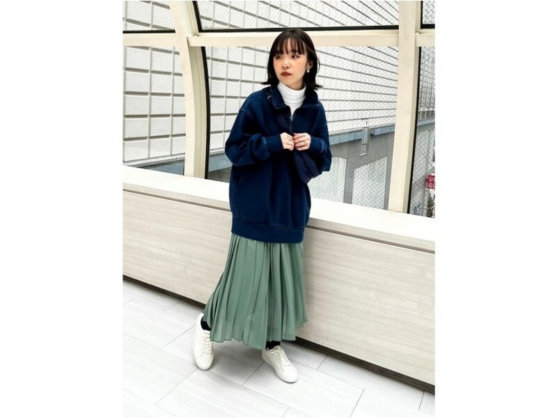 淡いグリーンはベーシックカラーと合わせて大人っぽく着やすい　出典：StyleHint