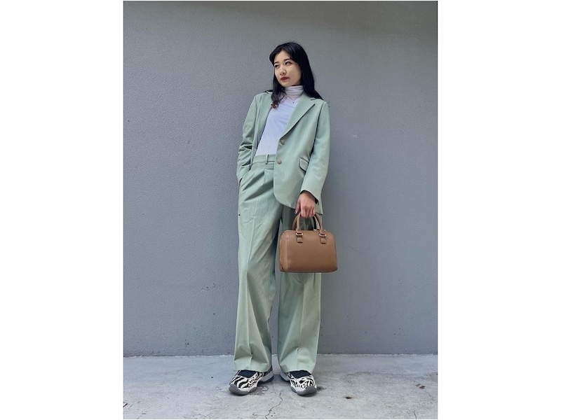 引き続きトレンドのタックワイドパンツもグリーンで春らしい印象に　出典：StyleHint