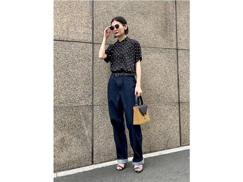 甘いイメージのドットブラウスもデニムで大人っぽく引き締めて 出典:StyleHint