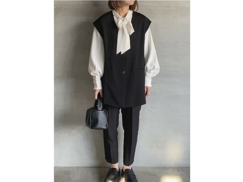 トレンドアイテムでもあり、着まわしの効くベストやボウタイブラウスを組み合わせて　出典：WEAR
