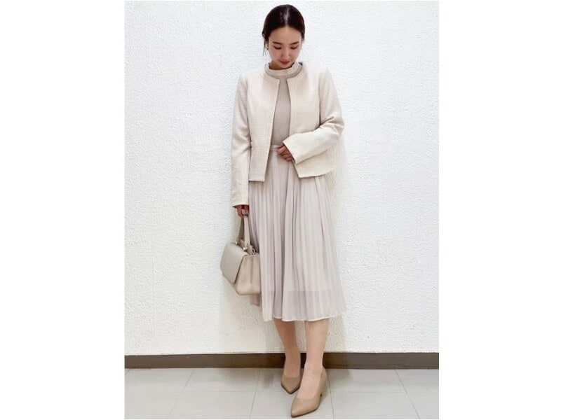 ベージュのジャケットとワンピースでワントーンコーデ　出典：WEAR