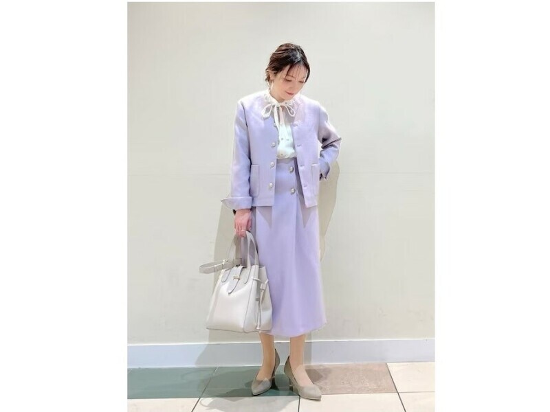 ライトパープルのノーカラージャケット＆スカートでセットアップ風に　出典：WEAR
