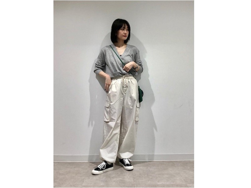 ホワイト系のカーゴパンツならよりきれいめカジュアルな雰囲気で着られます 出典:StyleHint