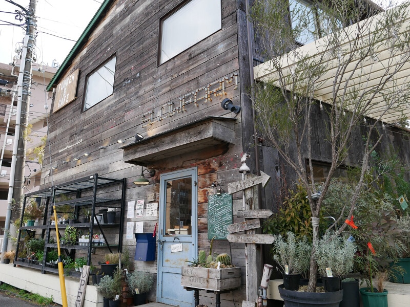 緑に囲まれている「SLOW FARM fleurs&cafe」外観