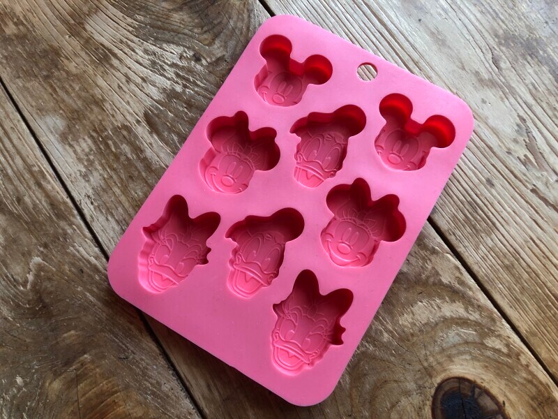 ダイソーの「シリコーンチョコレートモールド（ミッキー&フレンズ）」