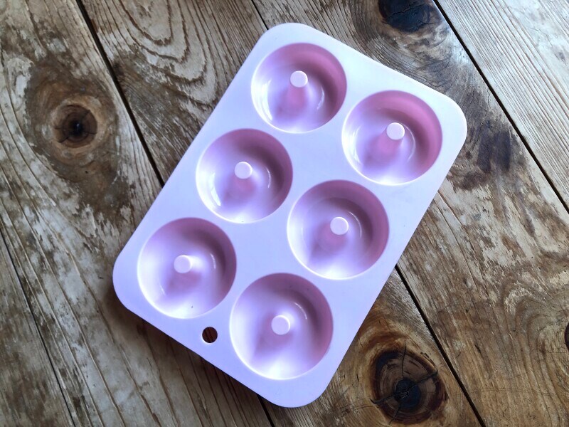 ダイソーの「シリコーンケーキ型（プチ、ドーナツ型）」