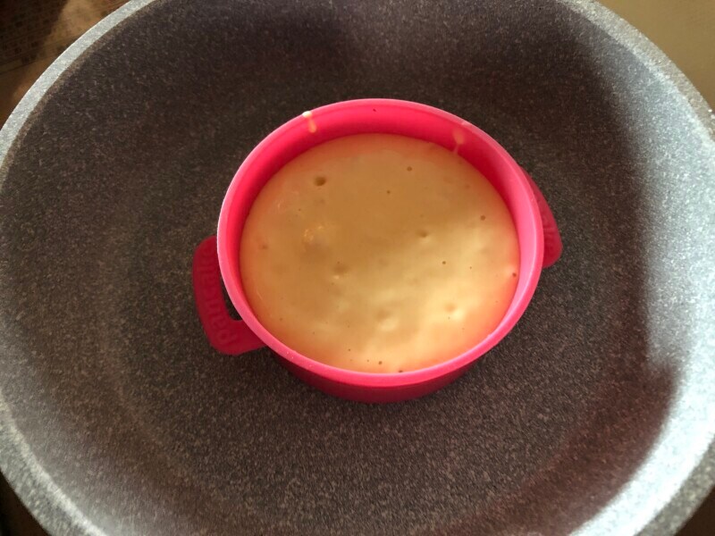 「ふわふわホットケーキ型」で、IHコンロでフライパンを使用して焼いていく