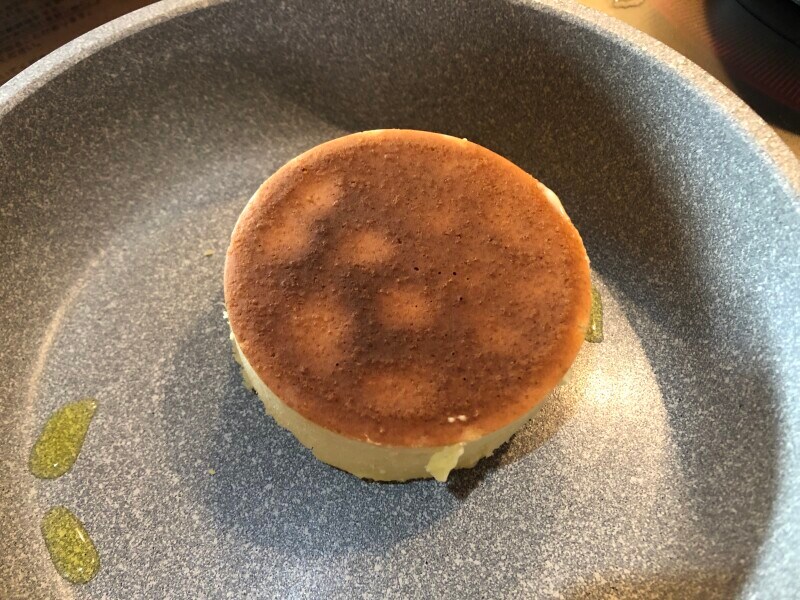 「ふわふわホットケーキ型」から出して、反対側を焼いていく