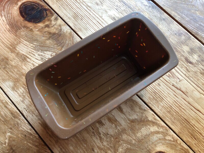 ダイソーの「シリコーンパウンドケーキ型（キャンディーカラー）」