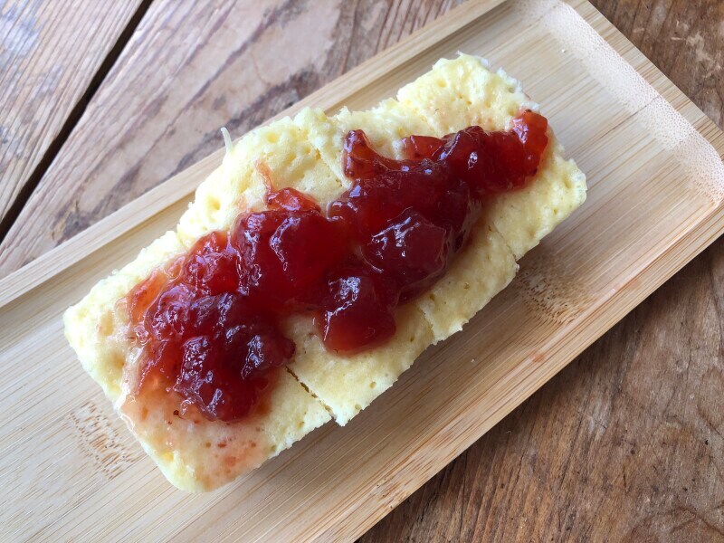 ホットケーキミックスを使用。形がいびつになったので、ジャムを乗せてごまかす