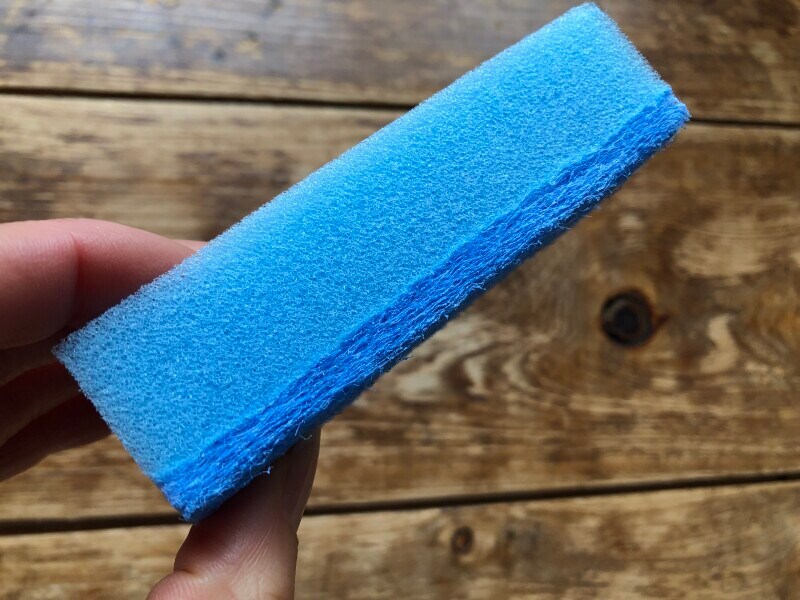 研磨剤入りの不織布と泡立ちのよいスポンジ部分の二層式