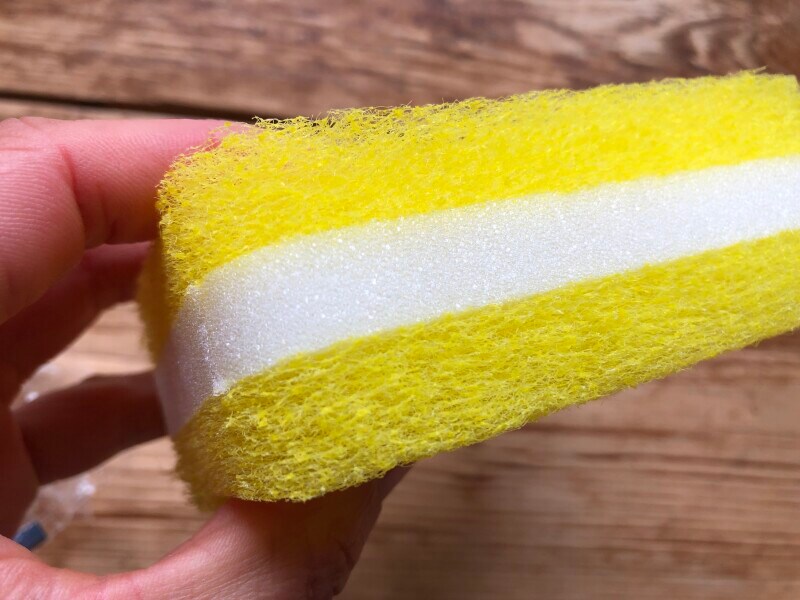 外側は硬めの素材、中央は柔らかいスポンジ