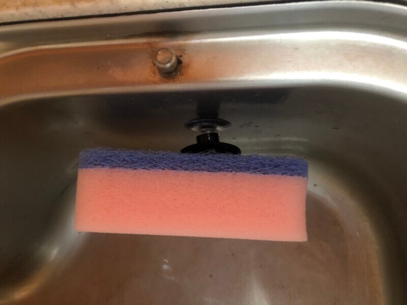 スポンジを浮かせることができる