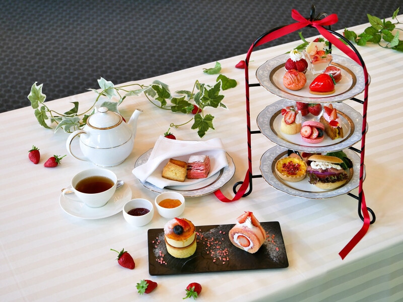 苺のアフタヌーンティセット with リニューアル記念プレミアム2種盛りデザート(税、サ料込5980円)