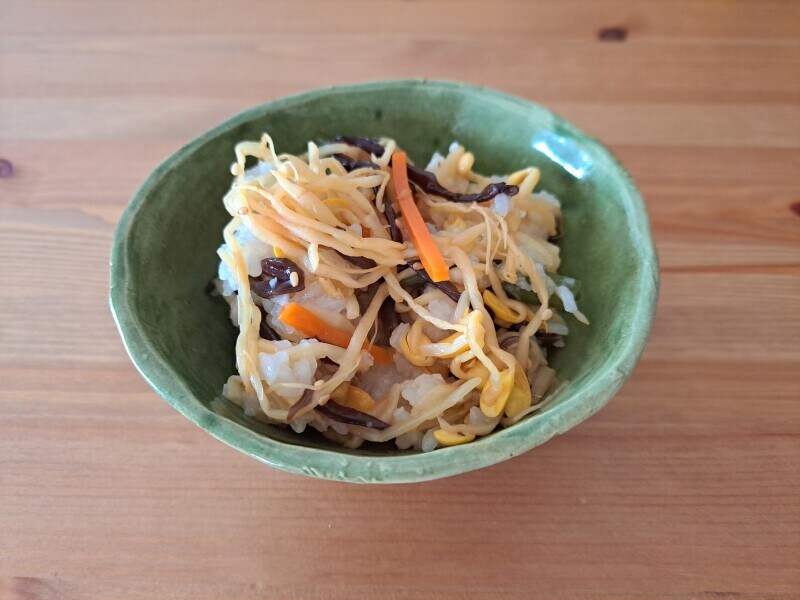 業務スーパーの「6種類の具材入りビビンバ」