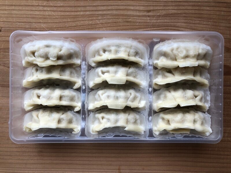 トップバリュの「ギョーザ」は冷凍状態で販売。羽根ができるようになっている
