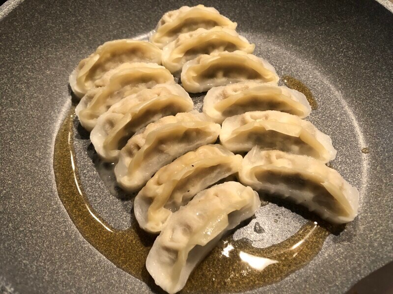 フライパンに凍ったままのギョーザを並べる