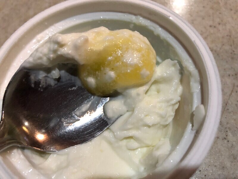 「ギリシャヨーグルト マスカット」のソースを混ぜて食べる