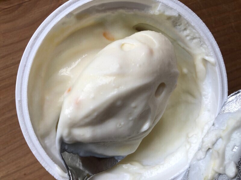 「ギリシャヨーグルト みかん&和柑橘」のソースとヨーグルトを混ぜて食べる